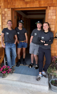 Team Ochsenalpe vor dem Eingang